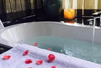 南昌水疗池中的失重冥想：当身体学会漂浮